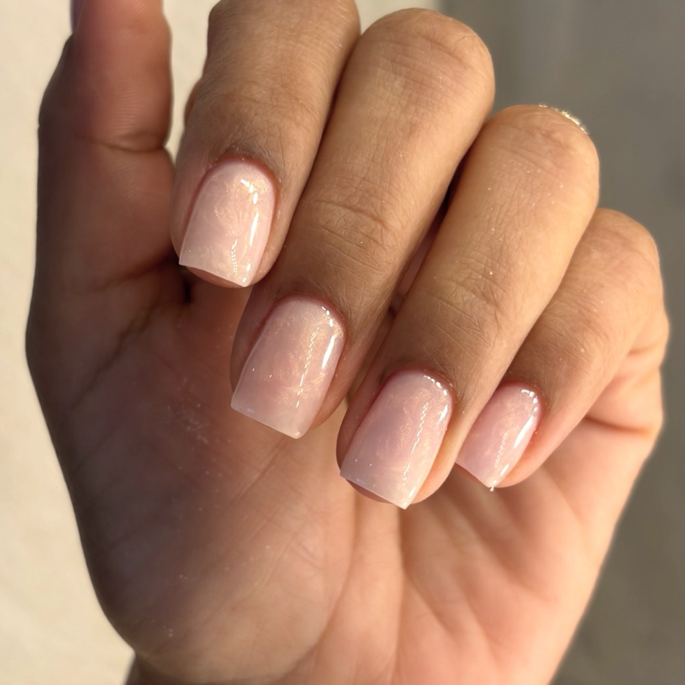 Nude parelmoer nagels
